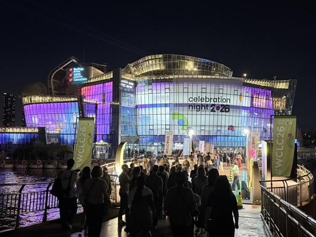 Deelnemers op weg naar de feestavond van WCLC 2026 aan het water in Seoul